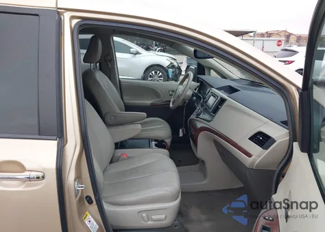 2014 Toyota Sienna Xle V6 8 Passenger z USA, uszkodzony, nr VIN 5TDYK3DCXES521301